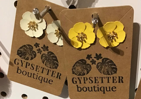 Metal flower earrings in white and yellow